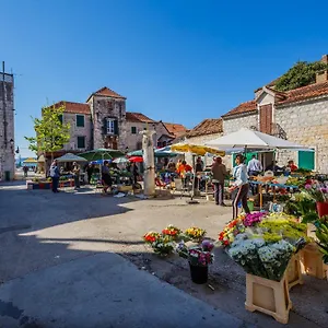 Town Square Cippico Kaštela